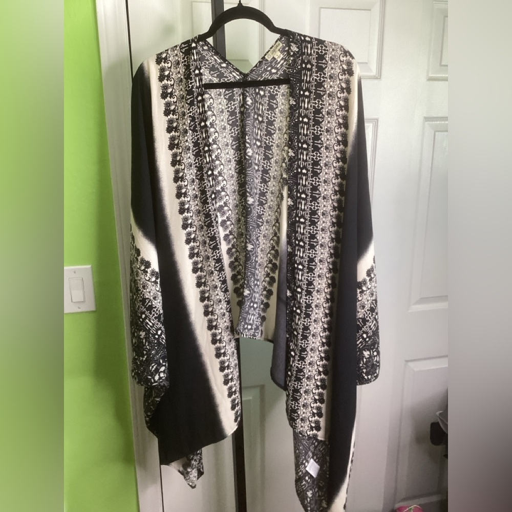 SALE - Lily White Monochrome Patterned Kimono, size Large